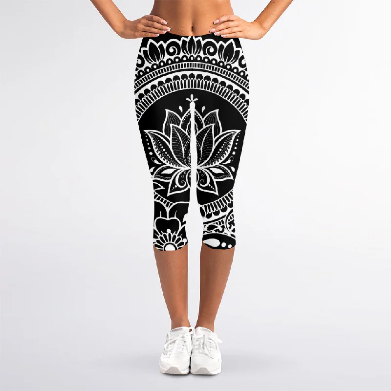 Black And White Lotus Flower Print Women's Capri Leggings Comfortable Fleece-Lined Leggings