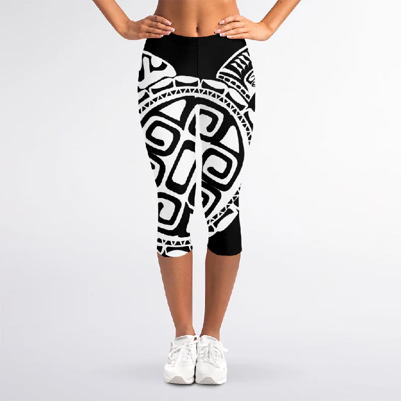 Black And White Maori Sea Turtle Print Women's Capri Leggings Elegant Casual Fit Leggings