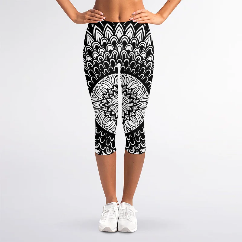 Black And White Mandala Print Women's Capri Leggings Comfortable Stretch Leggings