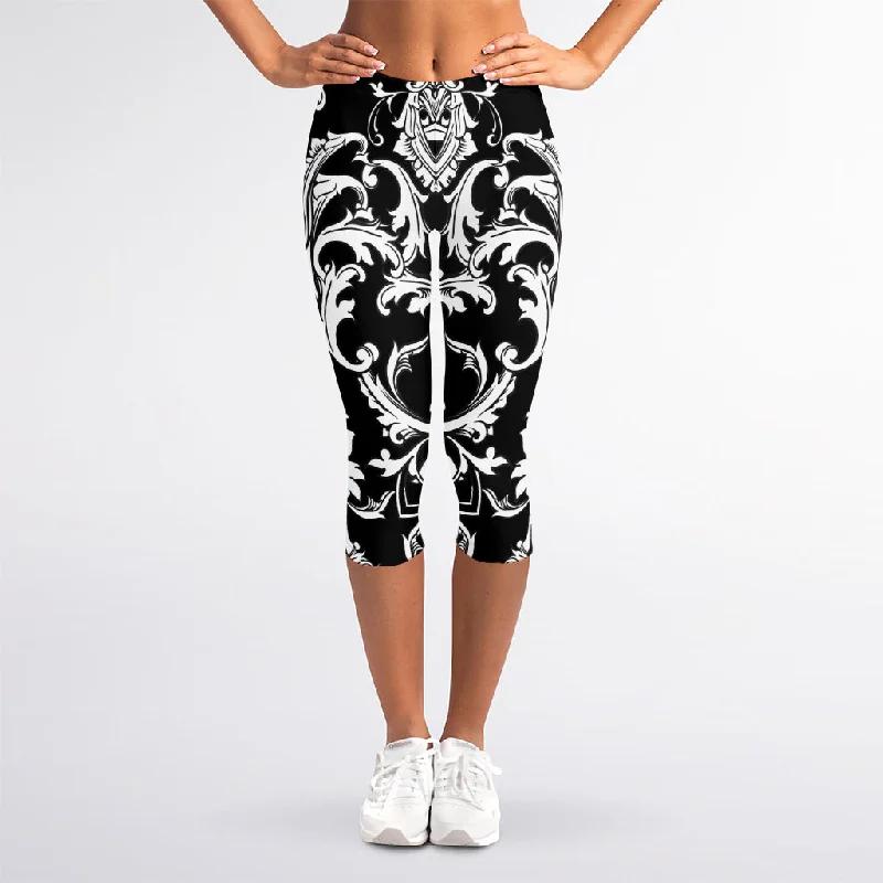 Black And White Damask Pattern Print Women's Capri Leggings Fashionable Stretchy Fit Leggings