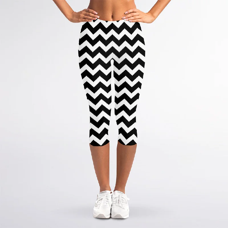Black And White Chevron Pattern Print Women's Capri Leggings Comfortable Fleece-Lined Leggings