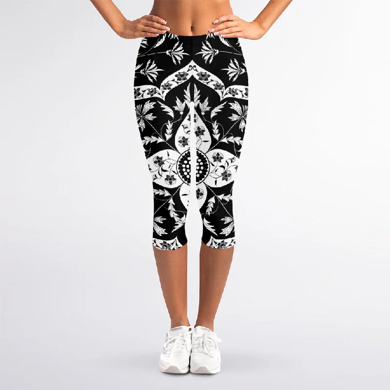 Black And White Lotus Mandala Print Women's Capri Leggings Trendy Patterned Leggings