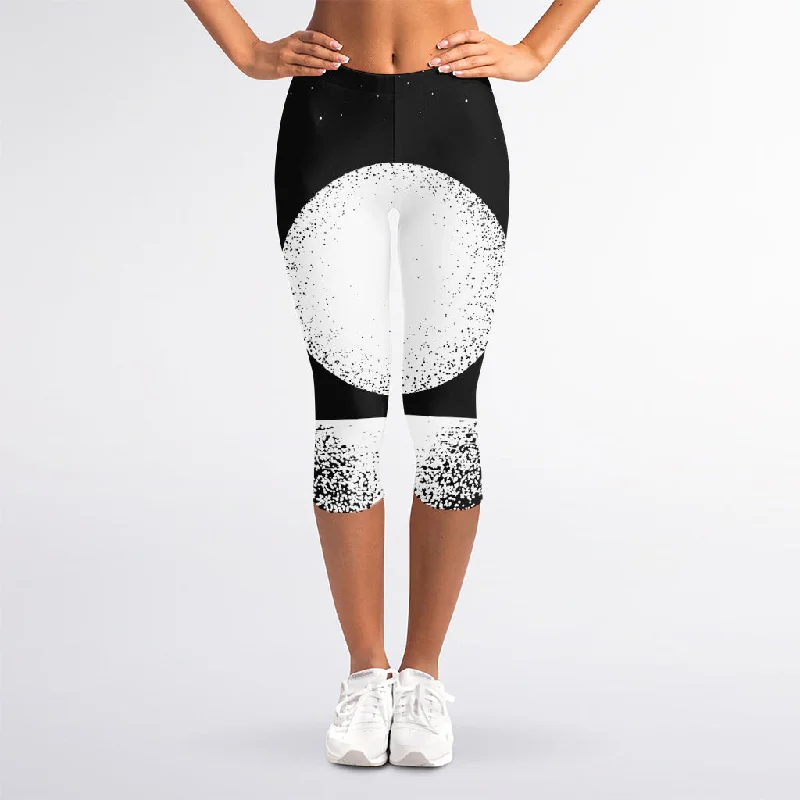 Black And White Moonlight Print Women's Capri Leggings Fashionable Minimal Active Leggings