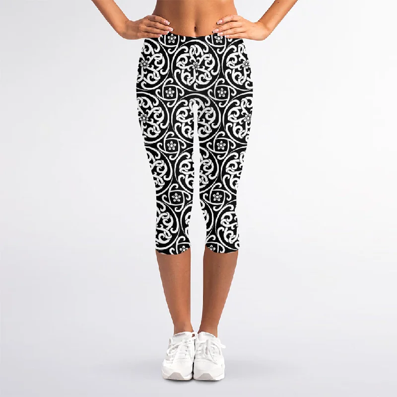 Black And White Celtic Pattern Print Women's Capri Leggings Stylish Yoga Leggings